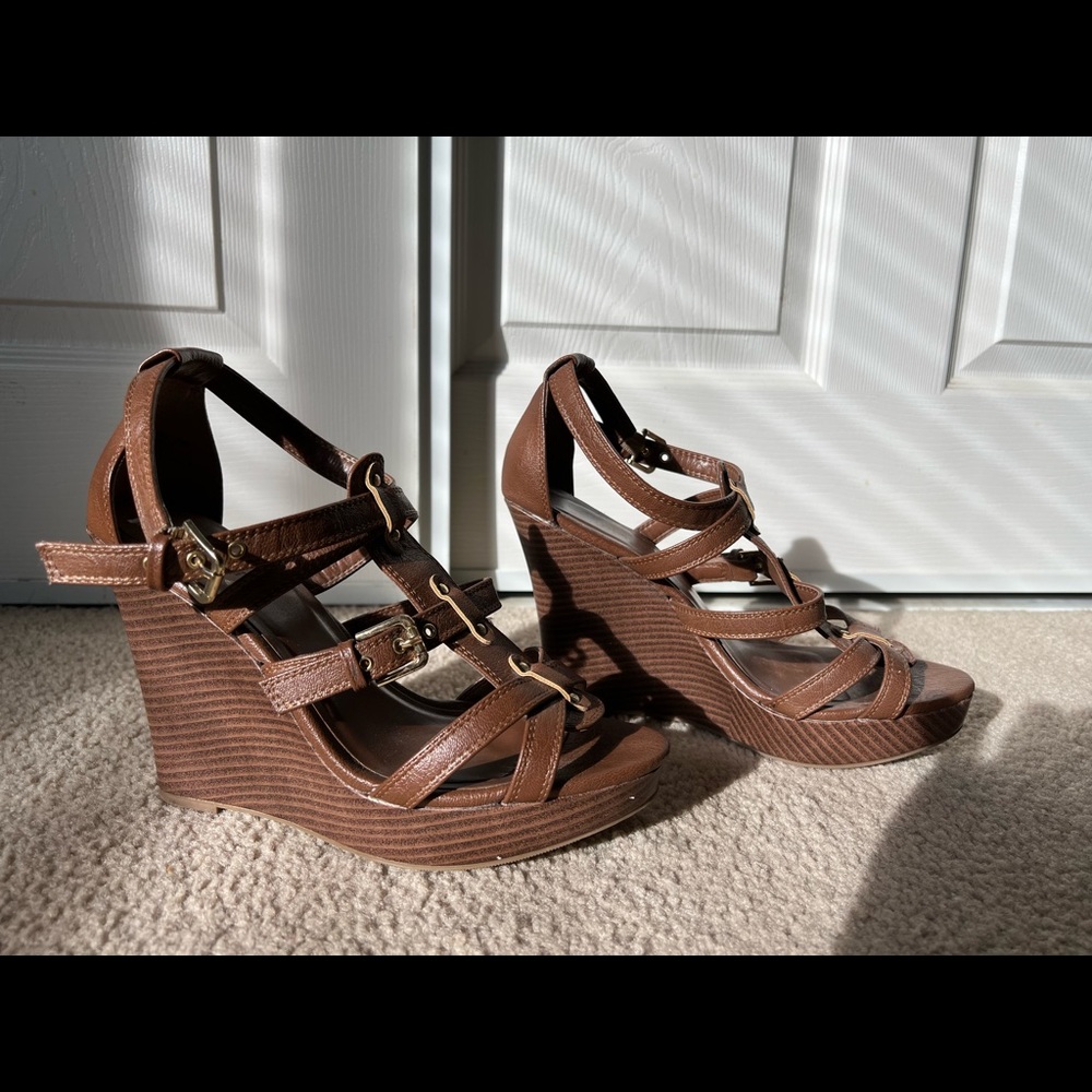 Jasmin Size 9W brown buckled wedges